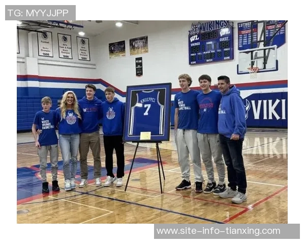 克尼佩尔高中展示母校球衣寄托希望期待他成为学生们的榜样 克尼佩尔高中展示母校球衣寄托希望期待他成为学生们的榜样