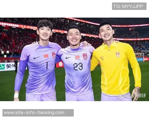 刘殿座与王大雷亲密见面，两位球员的孩子们一起享受网球乐趣